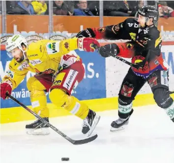  ?? KEY ?? Der SC Bern scheint den EHC Biel aus dem Weg zu räumen, wie hier Tristan Scherwey (r.) Beat Forster.