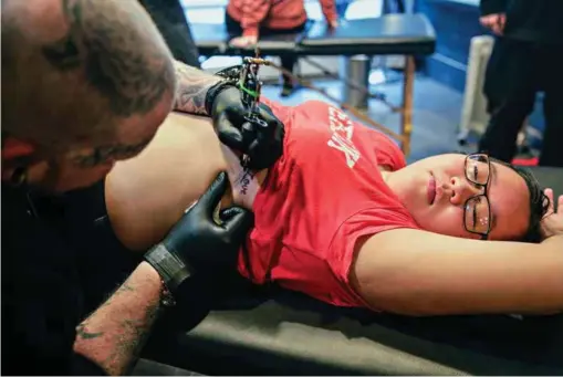  ??  ?? «LOVE»: Mina Gui Kvamme Isdahl var ein av mange som brukte laurdagen til å ta tatovering. Alle inntektene frå den nasjonale «Kroppskuns­t mot barnekreft»-aksjonen går til kreftsaka.