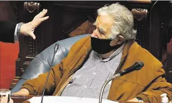  ??  ?? SENADO. “Si mantiene esa actitud usted es una plomada para la coalición, le dijo Mujica a Manini Ríos.