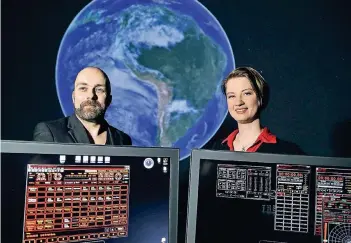  ??  ?? Andreas Schmidt und Anna Major stellen die neue Technik des Stellarium­s vor.