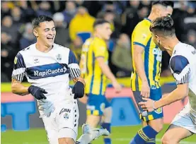  ?? FOTOBAIRES ?? La noche fue del Lobo. Festeja Ramón Sosa, el autor del gol.