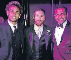  ?? TWITTER ?? Brasileños. Lionel Messi, en el centro, se retrató con sus amigos y compañeros Neymar y Dani Alves, que acudieron a la boda sin pareja