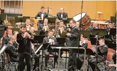  ?? Fotos: Wilhelm Schmid ?? Trompeter Christoph Moschberge­r (links) glänzte zum Abschluss des Kongresses im berühmten Swing „Concerto for Trumpet“von Harry James. Es war der Höhepunkt des Konzerts mit dem Musikkorps der Bundeswehr.