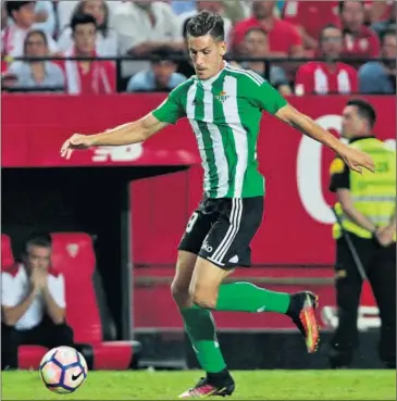  ??  ?? DESTACADO. Alex Alegría es la gran revelación del Betis en estos primeros partidos de la campaña.