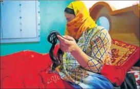  ?? WASEEM ANDRABI/HT ?? A woman displays her lock of hair that was chopped earlier this month in Srinagar.