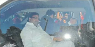  ?? DEEPAK GUPTA/HT ?? Instead of being taken in a police vehicle, Prajapati was taken to court in a private luxury vehicle of one of his supporters.