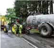  ?? Foto: Thorsten Jordan ?? Ein Traktor samt Güllefass kippte bei ei nem Unfall am Stockberg um. Per Auto kran wurde das Gespann wieder aufge richtet.