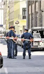  ?? BILD: SN/APA ?? Die Polizei ermittelt nach der Messeratta­cke auf Hochtouren.