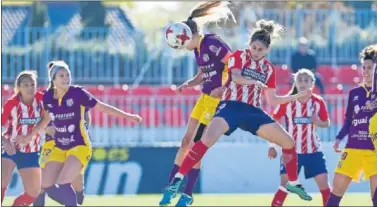  ??  ?? TRIUNFO ROJIBLANCO. Esther firma, de cabeza, el primer gol del Atlético ante el Granadilla Tenerife.