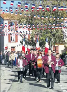  ??  ?? La fanfare ouvre le cortège