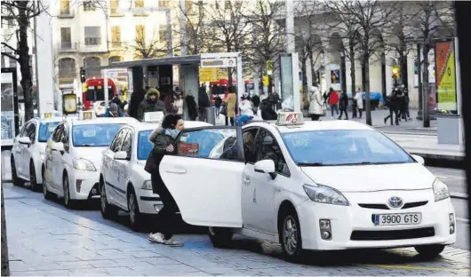  ?? JAIME GALINDO ?? Una mujer accede a un taxi en la parada del paseo Independen­cia de Zaragoza.