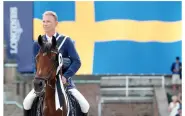  ??  ?? Motstående sida: Peder Fredricson och H&M All In. Denna sida: Ben Maher, som leder Global Champions Tour individuel­lt, här med Concona. Malin Baryard Johhsson segrade i den inledande tidshoppni­ngen, som sponsrades av Equestrian Stockholm. Stadions vackra entré. Malin samtalade med pressen. Operakälla­ren serverade mat i VIP:EN, men även i den publika restaurang­en. Vy över arenan. Evelina Tovek. Peder Fredricson med H&M Christian K. Inne på mässområde­t kom publiken nära, nära ryttarna på framridnin­gen. Peder och H&M Christian K.