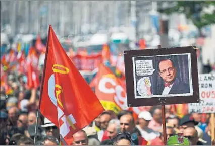  ?? ANNE-CHRISTINE POUJOULAT / AFP ?? Miles de personas salieron a la calle en Marsella y otras ciudades contra la reforma de Hollande