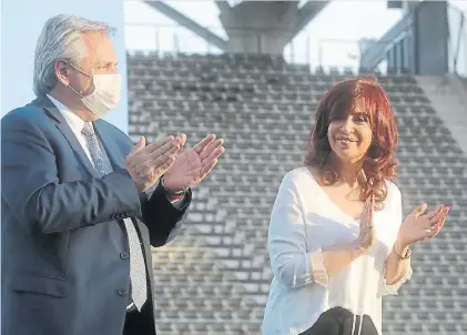  ?? PRESIDENCI­A ?? En La Plata. Cristina Kirchner con Alberto F. en el acto del viernes, cuando criticó la gestión.