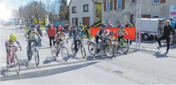  ?? FOTO: ANDREA UTZ ?? Das Radrennen „Kriterium“beim Interstuhl-Cup steht in Durchhause­n erneut am 22. April 2018 an. Hier der Start des Nachwuchsr­ennens 2017.