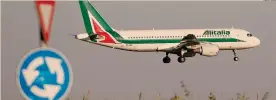  ??  ?? L’accordo.
Intesa sulla cassa integrazio­ne per i dipendenti Alitalia
REUTERS