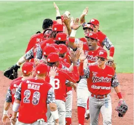  ??  ?? Jugadores de los pingos festejan tras sus triunfos en Puebla