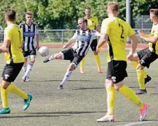  ?? RP-FOTO: JANICKI ?? Markus Bryks (am Ball) beißt in diesen Tagen auf die Zähne.