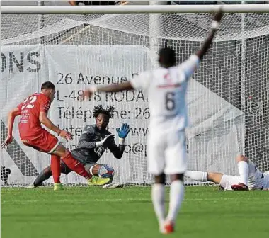  ?? Photos: Ben Majerus ?? Andreas Buch était difficile à museler: L'attaquant differdang­eois marque ici le premier de ces deux buts contre Rodange.