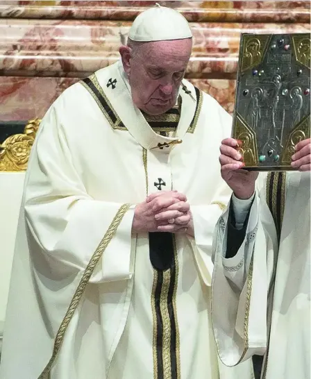  ??  ?? El Papa Francisco, ayer, en la misa celebrada en la basílica de San Pedro del Vaticano