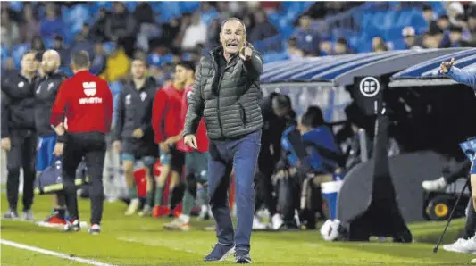  ?? Jaime Galindo ?? Víctor Fernández da instruccio­nes desde la banda durante el partido de ayer frente al Racing de Ferrol en La Romareda.