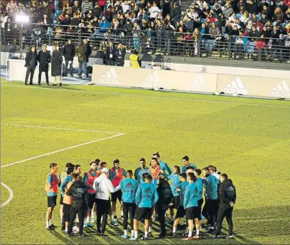  ?? FOTO: SIRVENT ?? El Real Madrid regresó a los entrenamie­ntos y se dio un baño de masas en una sesión a puerta abierta en la que no estuvo Benzema