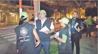  ??  ?? La Comuna realizó un recorrido por varios locales nocturnos del barrio Carmelitas para llevar a cabo controles sobre polución sonora en la ciudad y el respeto a la ordenanza Nº 183/04.