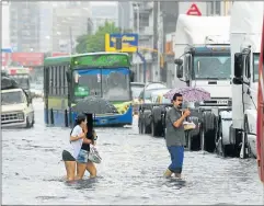  ?? MARCELO ABALLAY ?? AVELLANEDA. Ayer por la tarde, el agua tapó avenidas y calles.