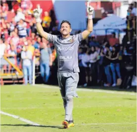  ?? JOSÉ CORDERO ?? El guardameta de los heredianos Leonel Moreira festeja luego de taparle el penal al delantero manudo Jonathan McDonald.