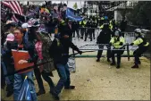  ?? KENNY HOLSTON — THE NEW YORK TIMES ?? Members of a proTrumb mob clash with police at the Capitol in Washington, Wednesday.