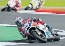  ??  ?? La suma de una moto salvaje y una conducción salvaje permitió a Marc Márquez llevarse su cuarta pole seguida; Valentino Rossi se quedó a sólo 84 milésimas y más problemas para Maverick Viñales que espara dar el golpe en carrera y parte de segunda fila...