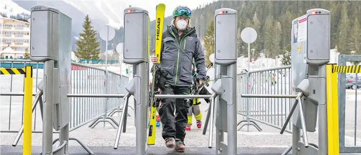  ??  ?? Im Zillertal läuft die Suche nach dem Ursprung der bei Testungen im Zuge eines Skigebiets-Clusters entdeckten Südafrika-Mutante des Coronaviru­s.