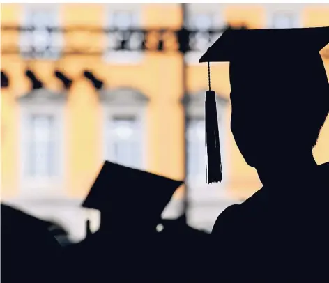  ?? FOTO: DPA ?? Ob am Ende der Talar oder andere Kleidung die Absolvente­n schmückt, müssen die Studenten schon einige Zeit vor dem Bachelor entscheide­n.