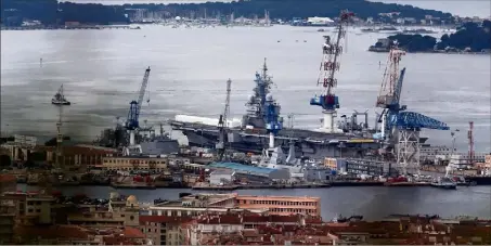  ?? (Photo doc D. L.) ?? Le porte-avions Charles-de-Gaulle dans les bassins Vauban lors de son dernier arrêt technique majeur en 2017-2018.