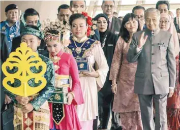  ?? – AMIRUL SYAFIQ /THESUN ?? Mahathir accompanie­d by Deputy Education Minister Teo Nie Ching during an event in Putrajaya yesterday.