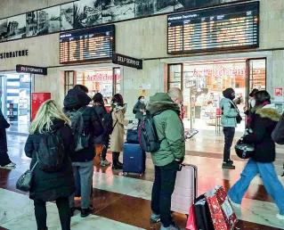  ?? (Cambi/Sestini) ?? Attesa Passeggeri con gli occhi fissi sul tabellone per seguire i ritardi dei treni