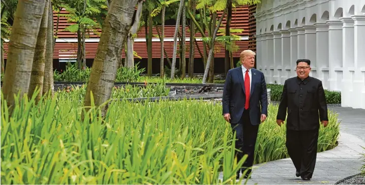  ?? Foto: Anthony Wallace, afp ?? Entspannte­r Spaziergan­g? Donald Trump und Kim Jong Un im Garten des Fünf Sterne Hotels „Capella“bei Singapur.