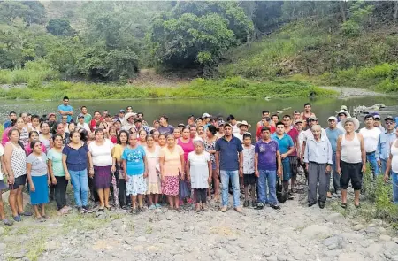  ?? /FOTOS: RUBÉN JUÁREZ ?? Autoridade­s de las comunidade­s consideran que las afectacion­es a la salud se deben a la contaminac­ión de la Minera Autlán