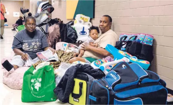  ?? AFP ?? Una familia se protege en un albergue en Carolina del Sur, donde desde inicio de semana están en plena alerta por la tormenta.