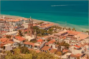  ?? Foto: shuttersto­ck ?? El balneario jalisciens­e ha ampliado sus nichos de mercado en los últimos años.