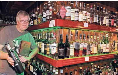  ?? FOTO: UWE MISERIUS ?? Gerhard Zech, Besitzer derBar „Notenschlü­ssel“, ist ein großer Irland-Fan. Er mag nicht nur die Kultur des Landes, sondern besonders der irische Whisky hat es ihm angetan.