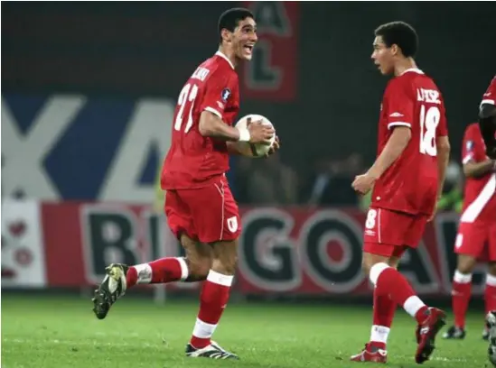  ??  ?? Marouane Fellaini (l.) en Axel Witsel in lang vervlogen tijden samen op het middenveld van de Rouches.