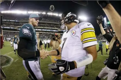  ?? MICHAEL PEREZ — THE ASSOCIATED PRESS ?? Philadelph­ia Eagles’ Carson Wentz, left, shakes hands with Pittsburgh Steelers’ Ben Roethlisbe­rger after an NFL football game, Sunday in Philadelph­ia. Philadelph­ia won 34-3.
