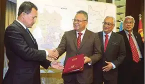  ?? PIC BY MOHD FADLI HAMZAH ?? Election Commission deputy chairman Tan Sri Othman Mahmood (third from right) handing over a letter of appointmen­t to Hulu Langat district officer Datuk Rosli Othman in Putrajaya yesterday.
