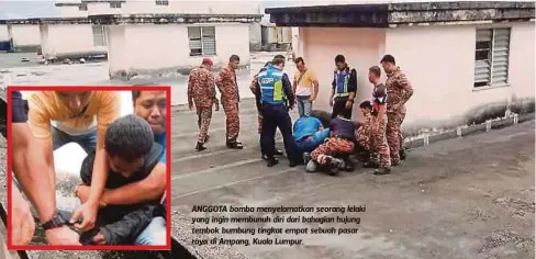  ??  ?? ANGGOTA bomba menyelamat­kan seorang lelaki yang ingin membunuh diri dari bahagian hujung tembok bumbung tingkat empat sebuah pasar raya di Ampang, Kuala Lumpur.