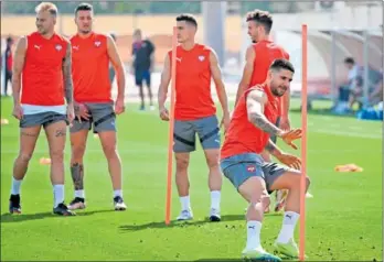  ?? ?? Mitrovic, en una sesión de entrenamie­nto con Serbia.