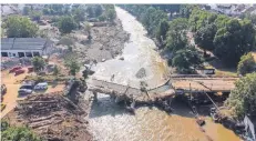  ?? FOTO: ROESSLER/DPA ?? Die Hochwasser­katastroph­e im Juli, im Bild eine zerstörte Brücke in Ahrweiler, gab den letzten Ausschlag für die Warnung per Cell Broadcast.