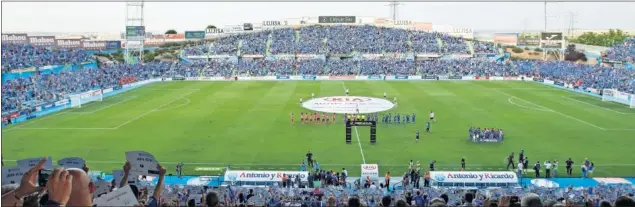  ??  ?? HASTA LA BANDERA. El Coliseum lució este aspecto, lleno a reventar, en la visita del Tenerife en la vuelta del playoff de ascenso 2016-17. El Getafe ascendió en aquel partido.