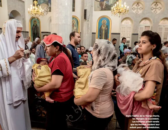  ??  ?? Dans l’église de la Vierge-Marie, les liturgies se succèdent. Les hommes prient tandis que les femmes tendent leur enfant pour une bénédictio­n.