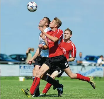  ?? Archivfoto: Szilvia Izsó ?? Titel oder Abstiegska­mpf? Viele Teams sind sich in ihren Erwartunge­n auf die neue Saison recht unsicher. Da bilden auch der FSV Buchdorf (in Rot) und der SV Großsorhei­m (in Weiß) keine Ausnahme.